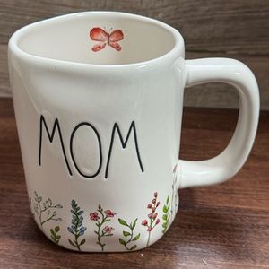 Super Cute 🥰 Rae Dunn By Magenta MOM Ceramic Mug - NEW